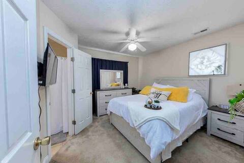 5 minutes to Cherry point! Family-sized townhouse.