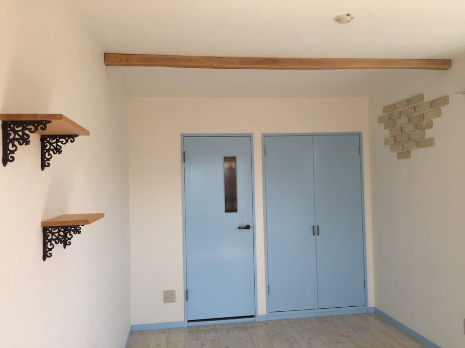部屋のドアと物入れの扉