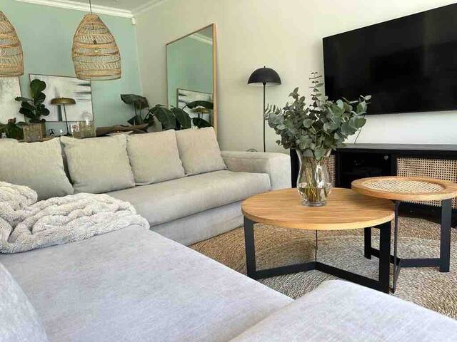 Spacious, modern Sea Point home gallery image 2