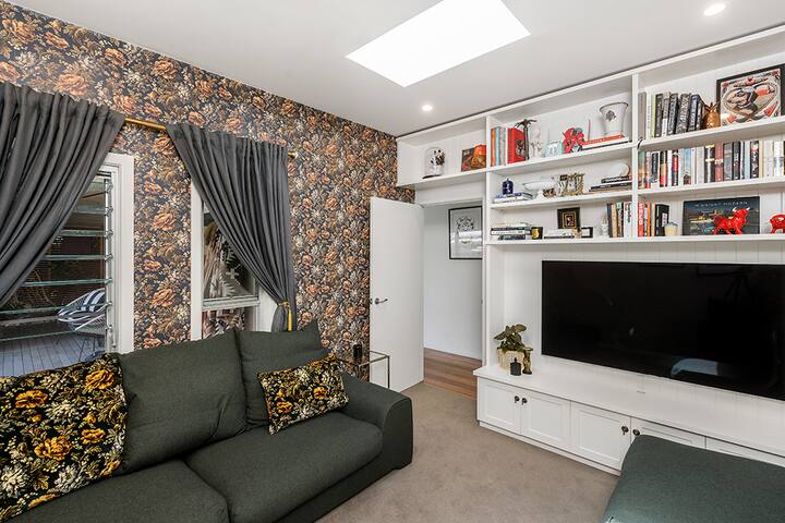 Kingsley Palms . Family Abode Walk to Town gallery image 4