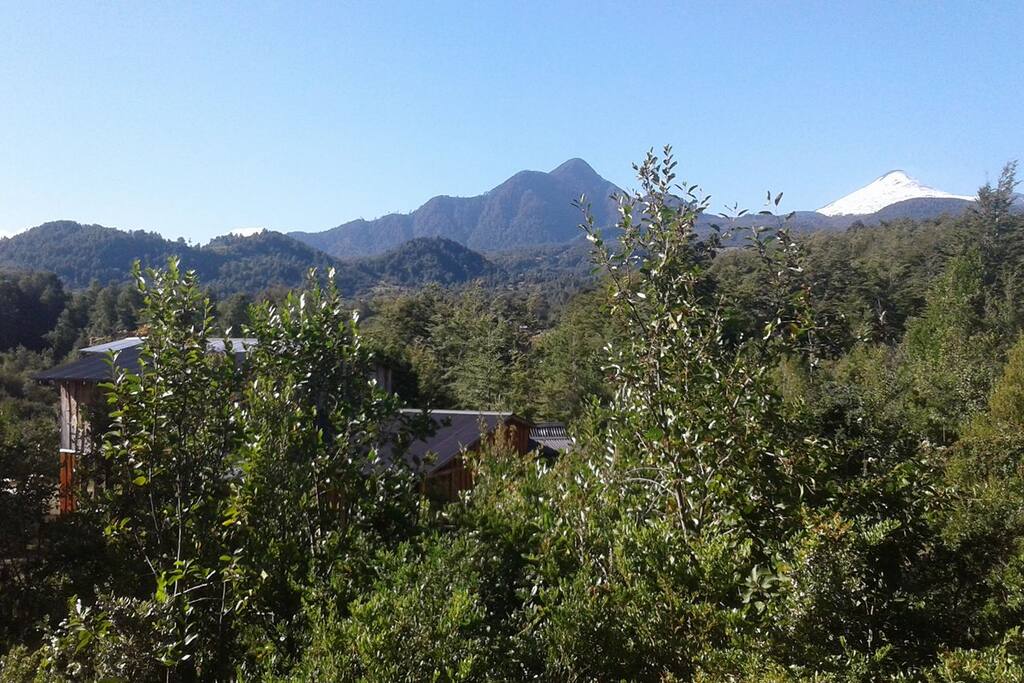 Casona Alemapu dentro del bosque nativo del terreno con vista al volcán Villarrica