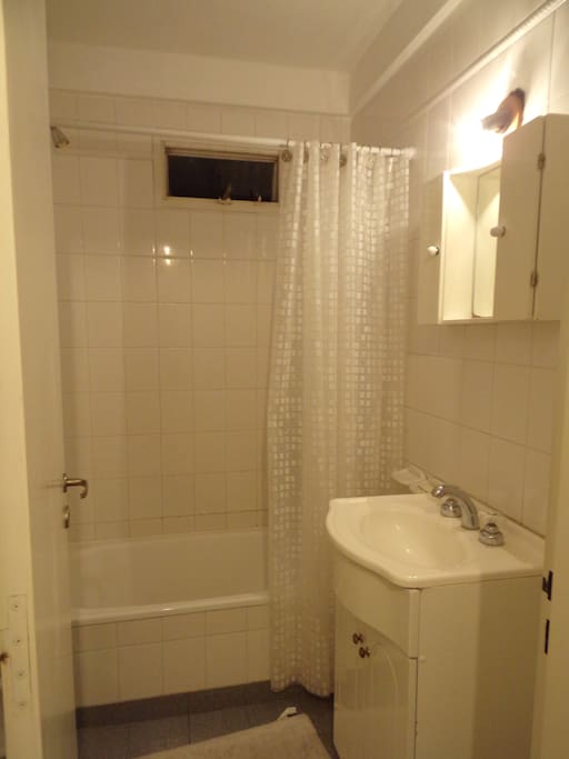 Baño c/ bañera, agua caliente