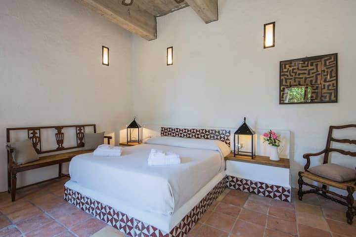 double bedroom with bathroom en suite