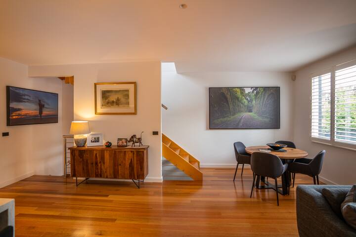 Modern South Melbourne Townhouse, sleeps eight gallery image 3