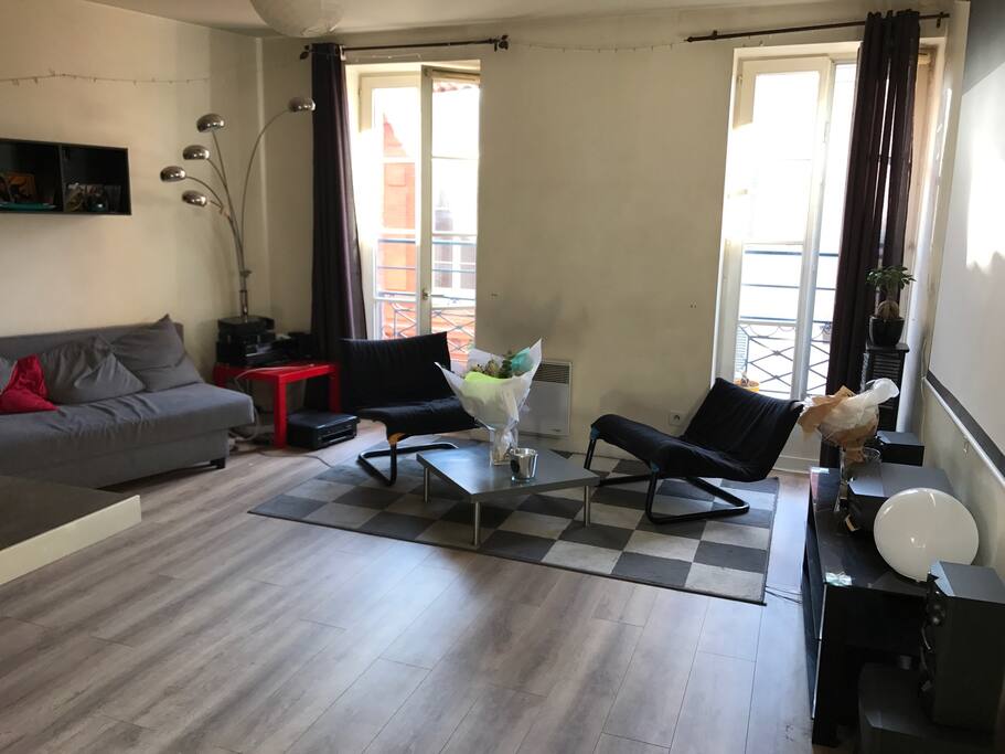 Pièce à vivre avec possibilité d'ouvrir le canapé pour 2 couchages supplémentaires