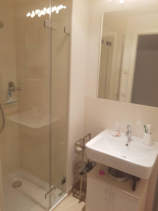 Privates Badezimmer mit Dusche, Waschbecken und Toilette