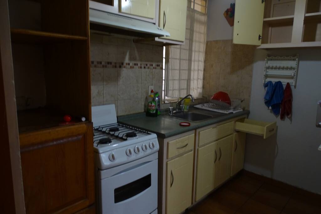 COCINA EQUIPADA CON REFRIGERADOR, MICRO-ONDAS, Y UTENCILIOS DE COCINA