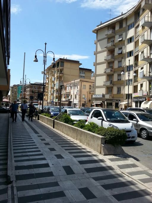 La strada principale: la passeggiata, i negozi, locali e alla fine...lo stadio!
