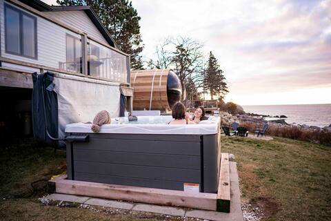 Cosy oceanfront cottage- Hot tub and Sauna