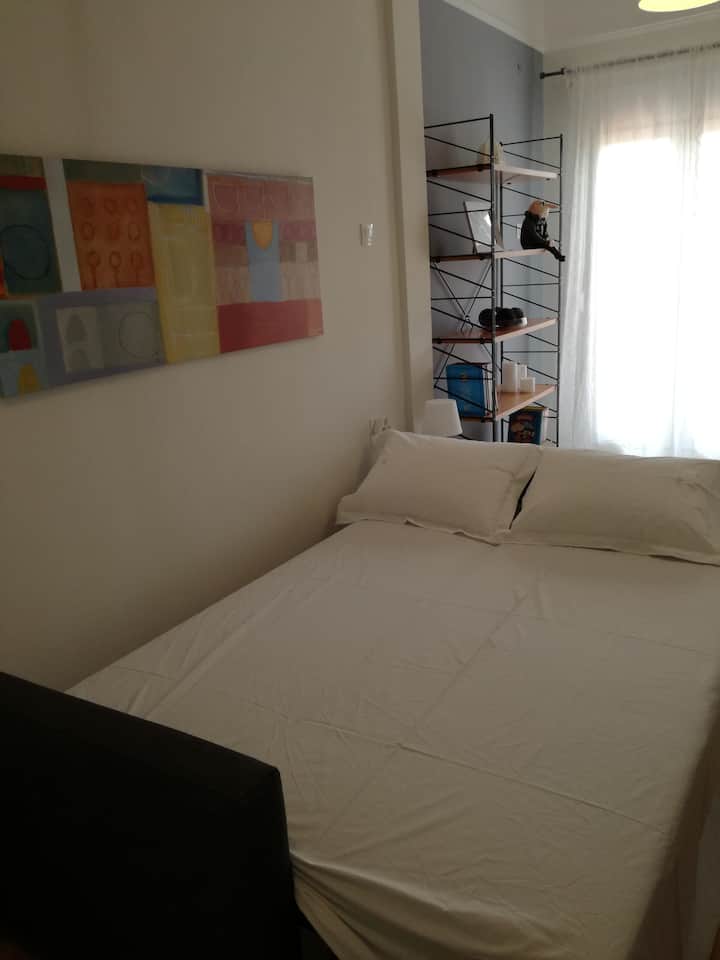 Divani mund të transformohet në një krevat dopio 140 X 200.
