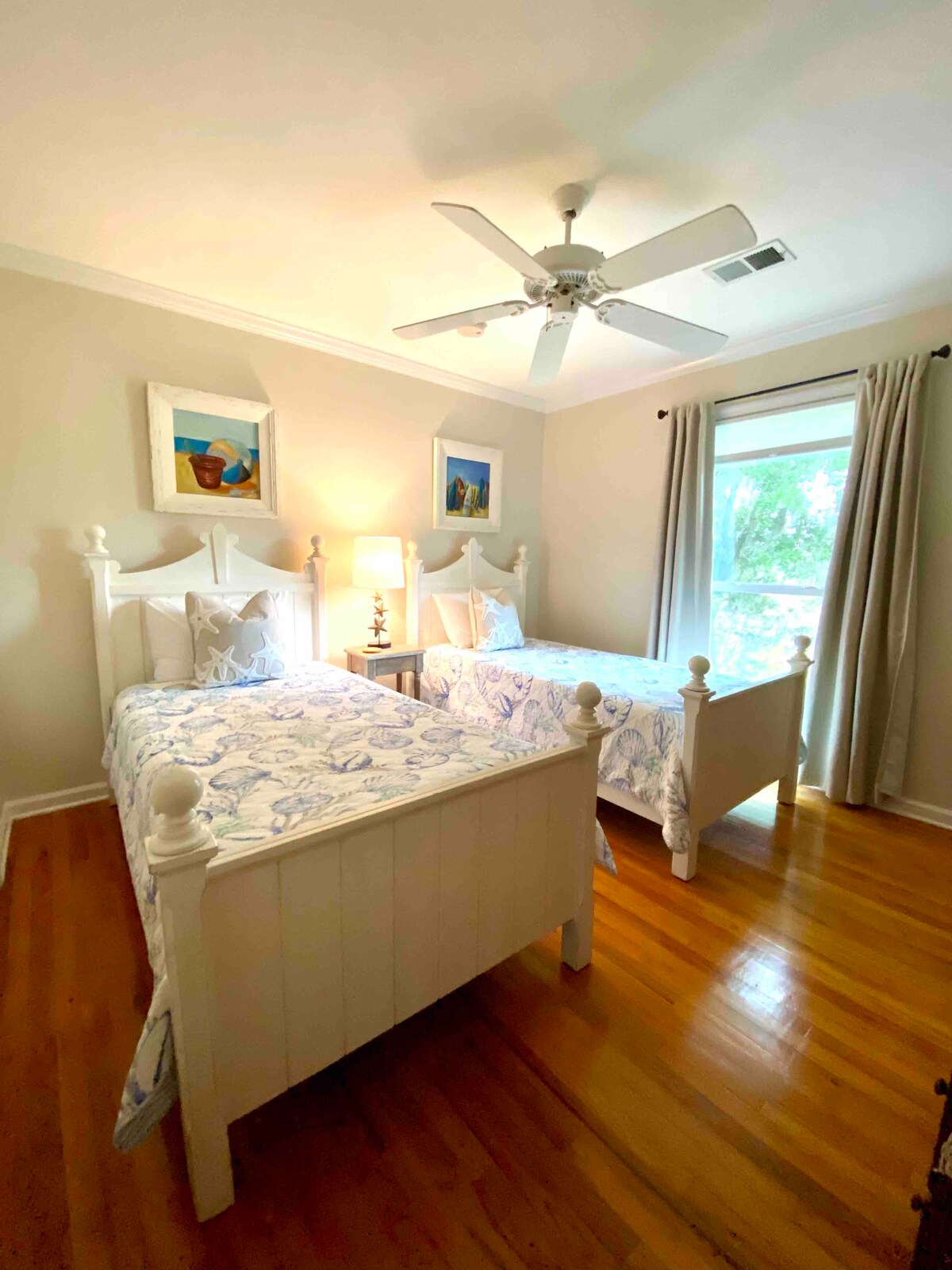 Chumba cha kulala #4: Vitanda Viwili 2 vyenye Ukumbi wa Pamoja wa Bafu Kamili (bomba la mvua/beseni la kuogea) 