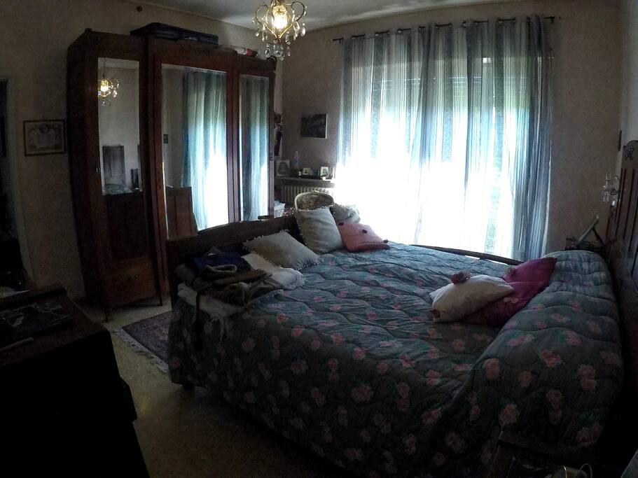 prima stanza da letto con arredo in stile
