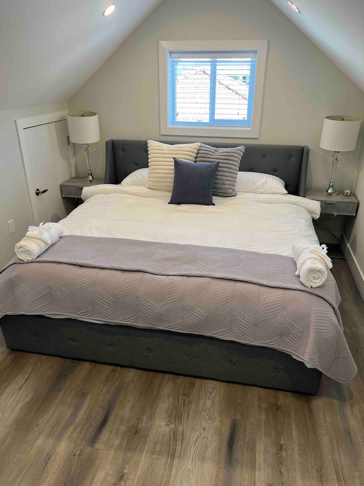 Veliki bračni krevet s vrlo udobnim madracem od memorijske pjene. Puno prirodnog svjetla.
