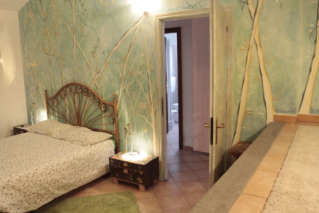 double room(Bathroom view out of the room)/stanza matrimoniale.vista bagno al piano