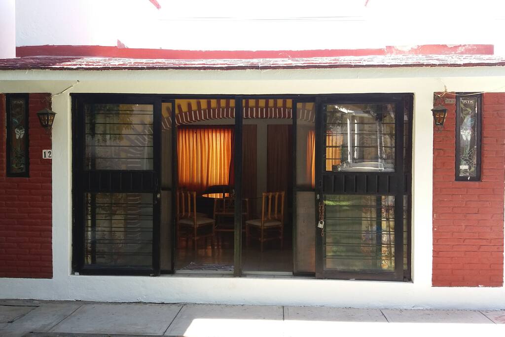 Entrada del Bungalow que da hacia el jardín común.