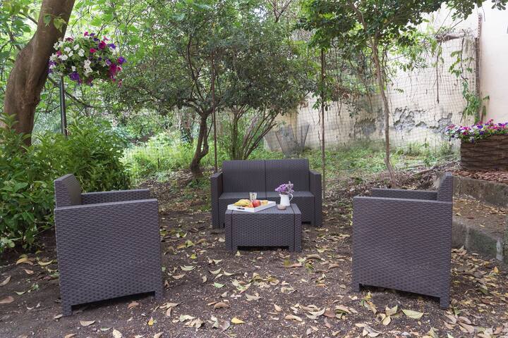 B&b, la casa di flora centro storico Giardino. gallery image 5