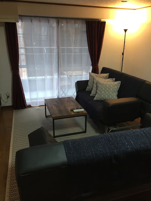 Big living room and make you feel at home. 大客厅,让您感觉到宾至如归。
