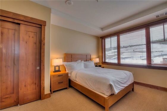 Leta baadhi ya wageni kufurahia chumba cha kulala cha wageni cha ukubwa wa malkia na nafasi ya kutosha ya chumbani, cable TV/DVD na mengi zaidi...