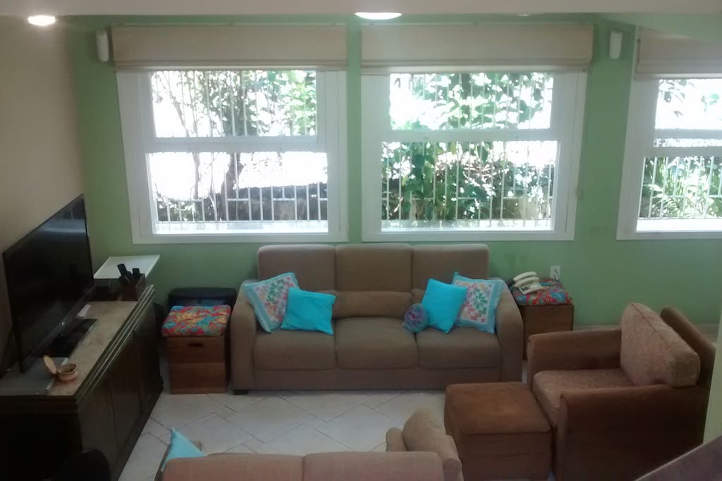 Ampla sala - 4 janelas para o quintal
Living Room - 4 big windows to the yard