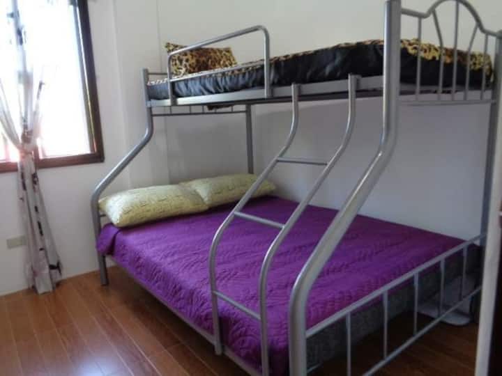 ห้องหมายเลข 3: ชั้นล่างสำหรับ 2 คนและชั้นบนสำหรับคนเดียว