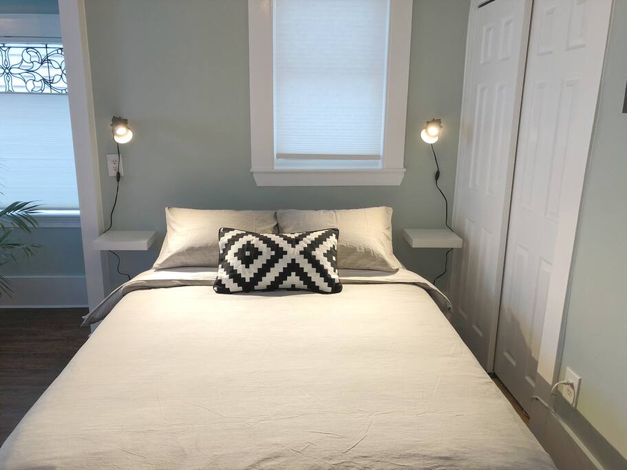 Brand new & industry favorite "tuft & needle" queen mattress... T&N Adaptive Foam, Sleeps Cooler & More Supportive Than Memory Foam Mattress, Certi-PUR & Oeko-Tex 100 Certified.