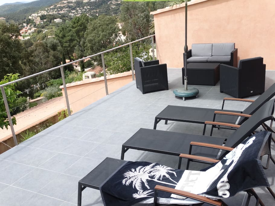 Terrasse avec transats, vue magnifique sur le massif des Maures