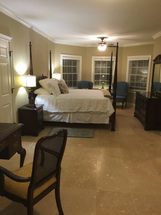 Luxurious King bed with top of the line linens and pillows for the best sleep of your life~