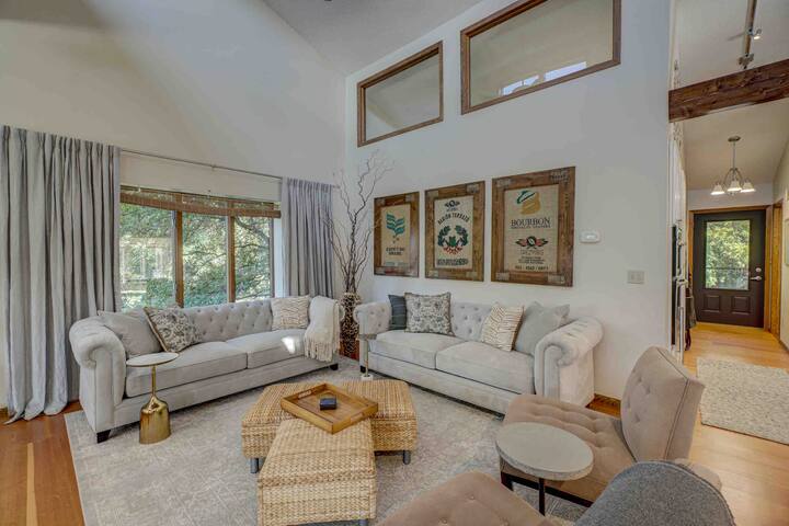 Resort LeMire Pool, hot tub and golf carts! gallery image 4