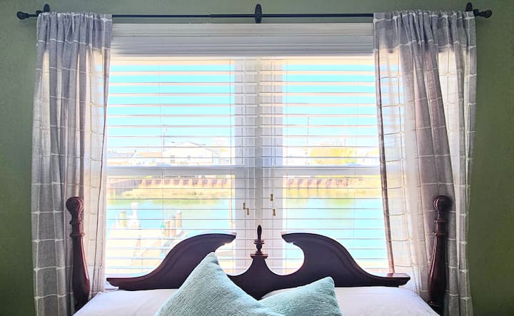 Опуштете се и уживајте во погледот кон водата од креветот. 
 