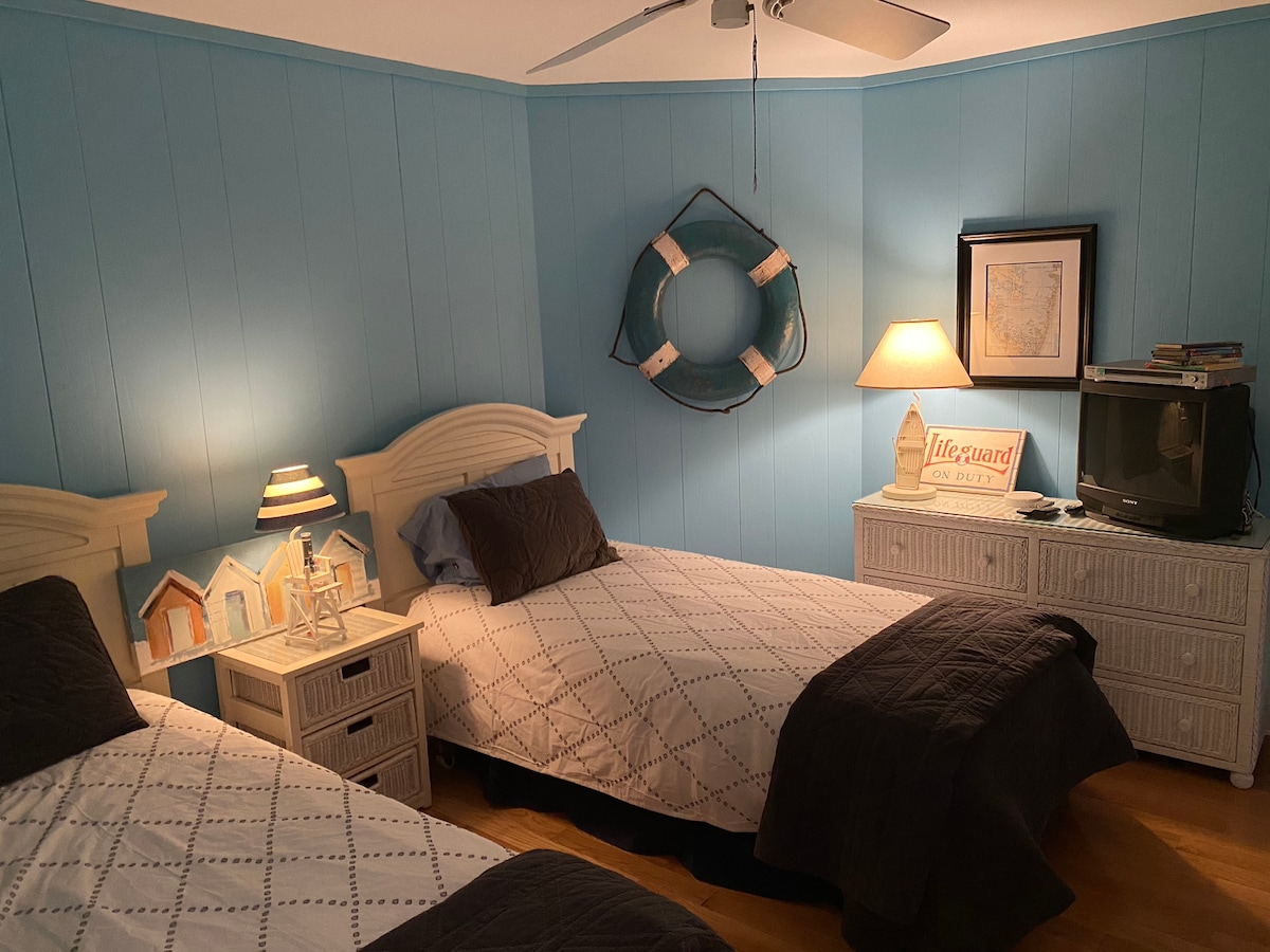 第二间卧室，有两张单人床