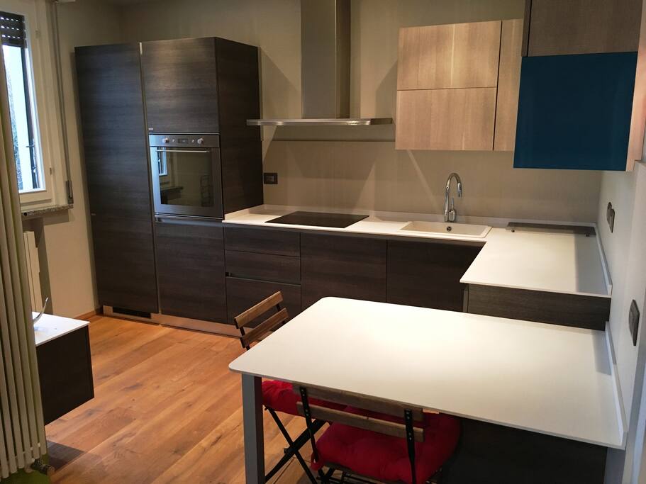 Cucina con piano cottura ad induzione - Kitchen with induction hob