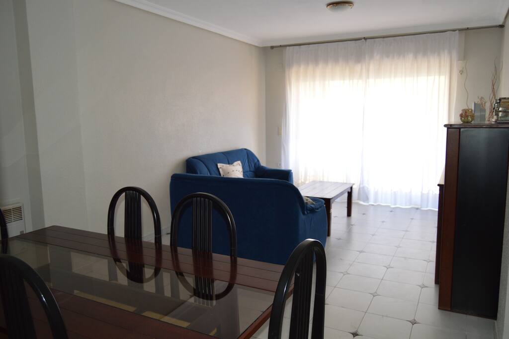 Dining & living room, access to balcony / Salón - comedor y acceso al balcón