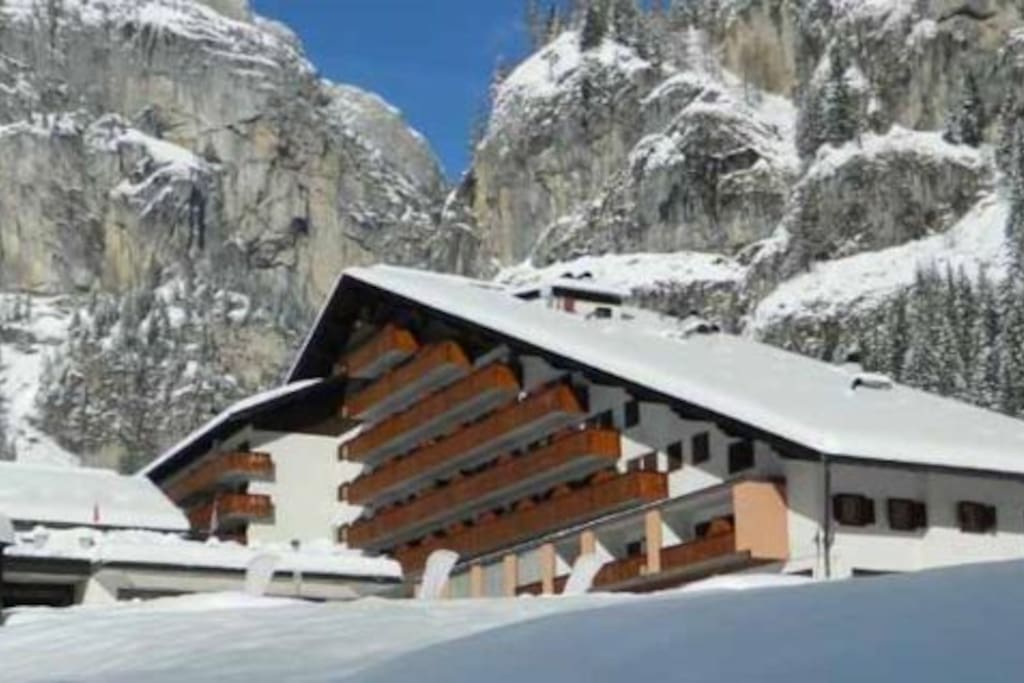 Esterno della struttura con vista sulle Dolomiti