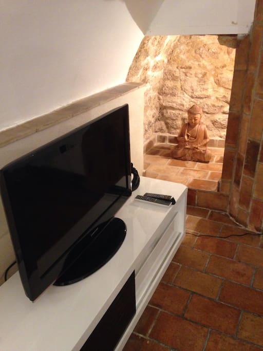 Coin télé, avec TV écran plat avec lecteur DVD, box TV et internet en Wi-Fi.