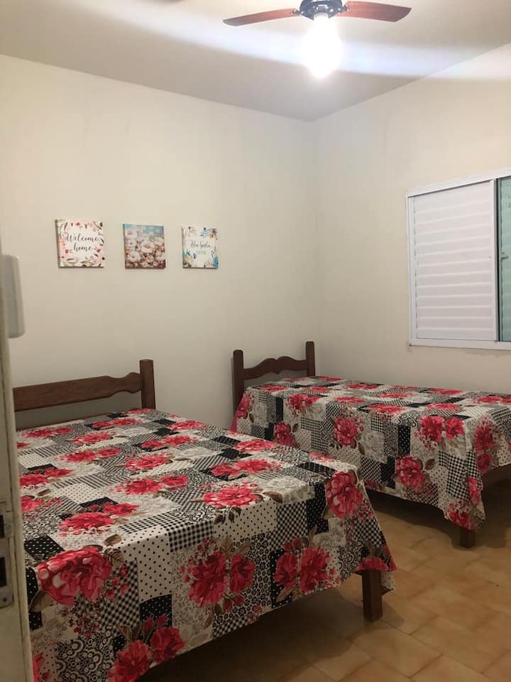 ห้องสวีทพร้อมเตียง 2 หลังและที่นอนแยกต่างหาก 2 อัน