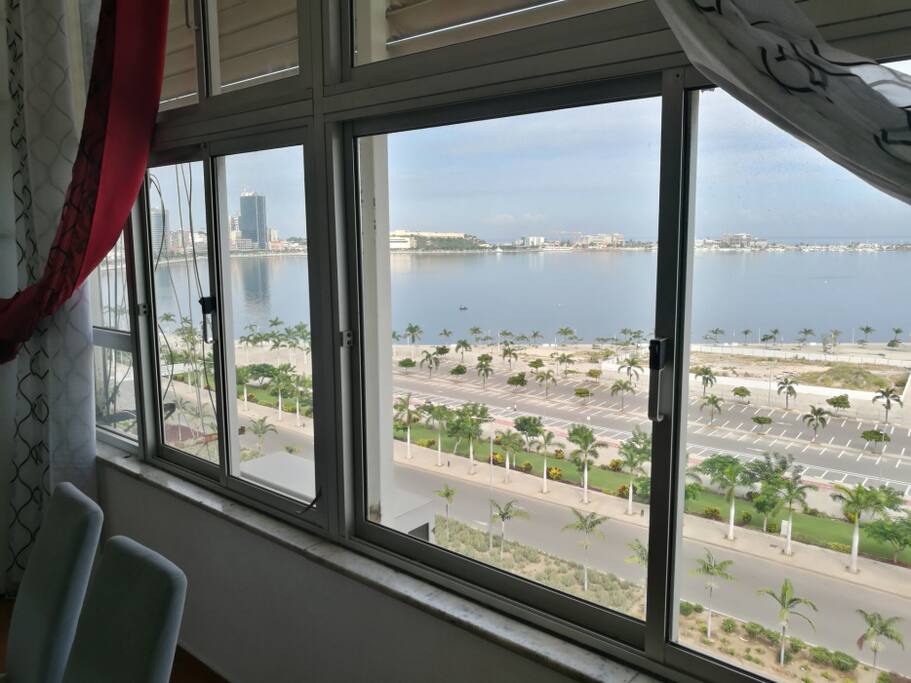Vista desafogada sobre a baia de Luanda, ilha de Luanda, porto de Luanda e fortaleza São Miguel