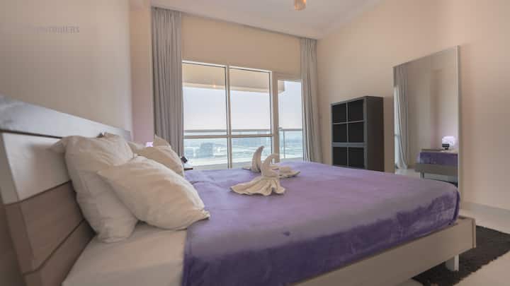 غرفتك الخاصة مع إمكانية الدخول إلى الشرفة المرتبطة بغرفة المعيشة