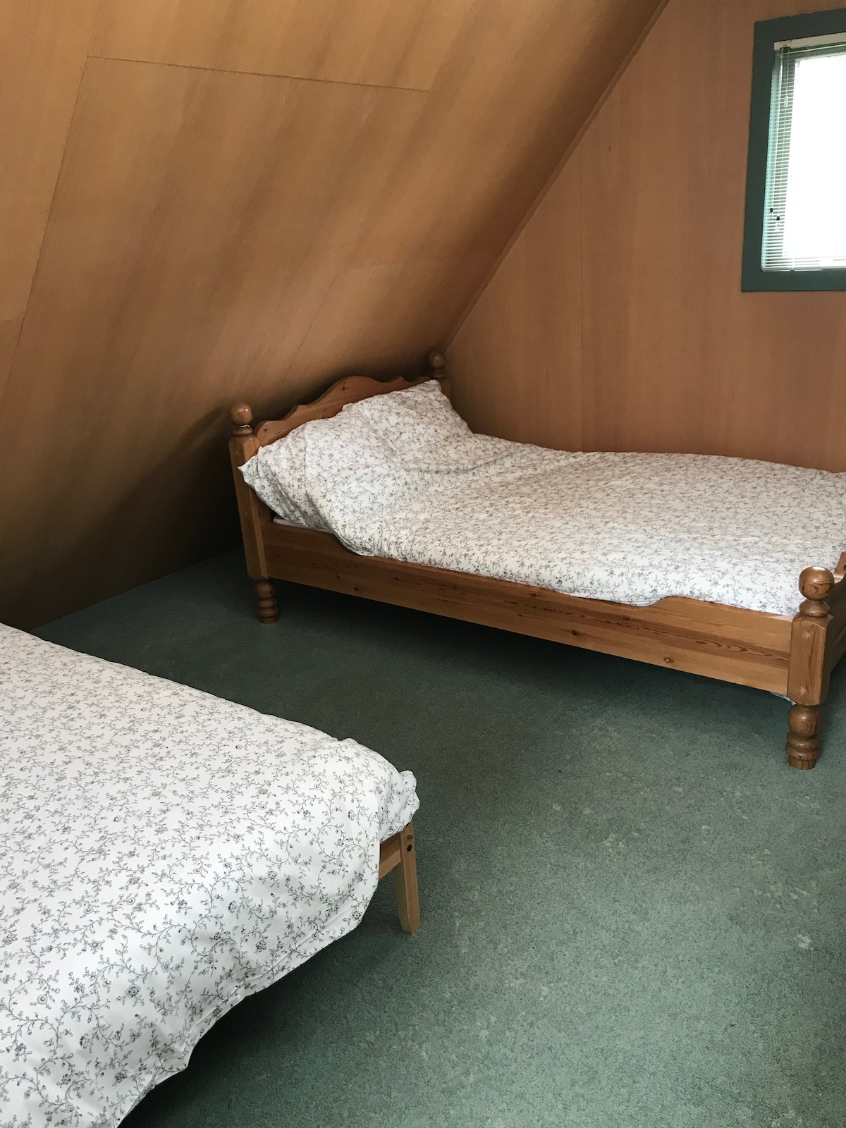 楼上2号卧室配有双人床和单人床