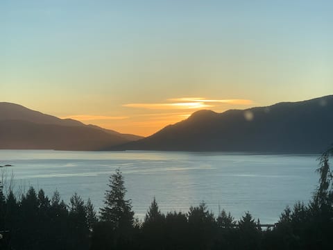 Oasis Overlooking the Salish Sea with Hot Tub!