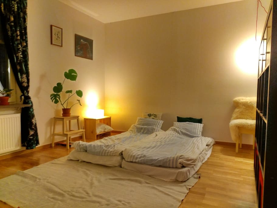 big room ( 2 single mattresses, big closet)