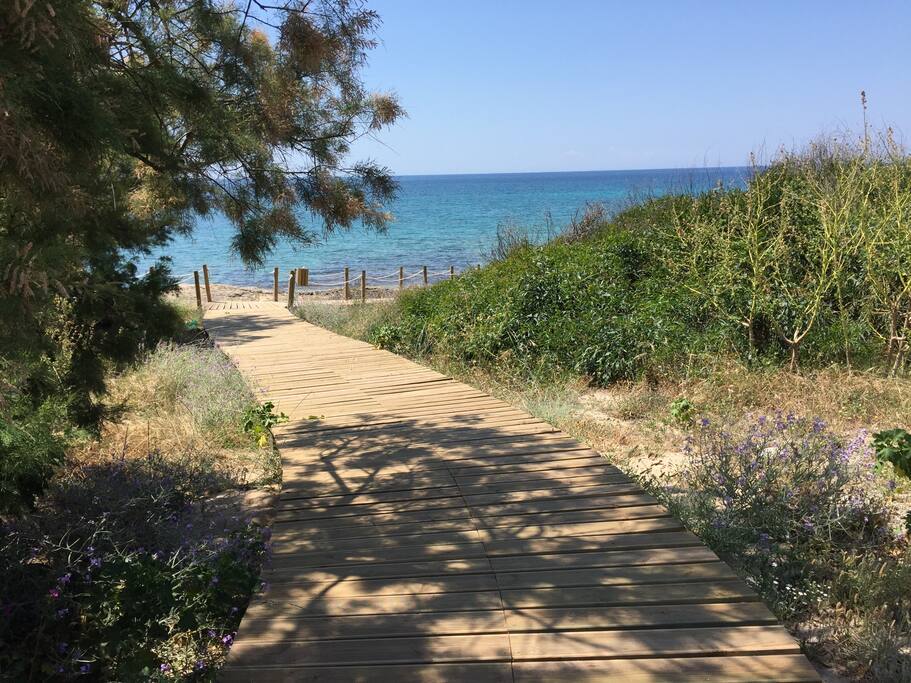 Entrance to the beach (10m from the house)
