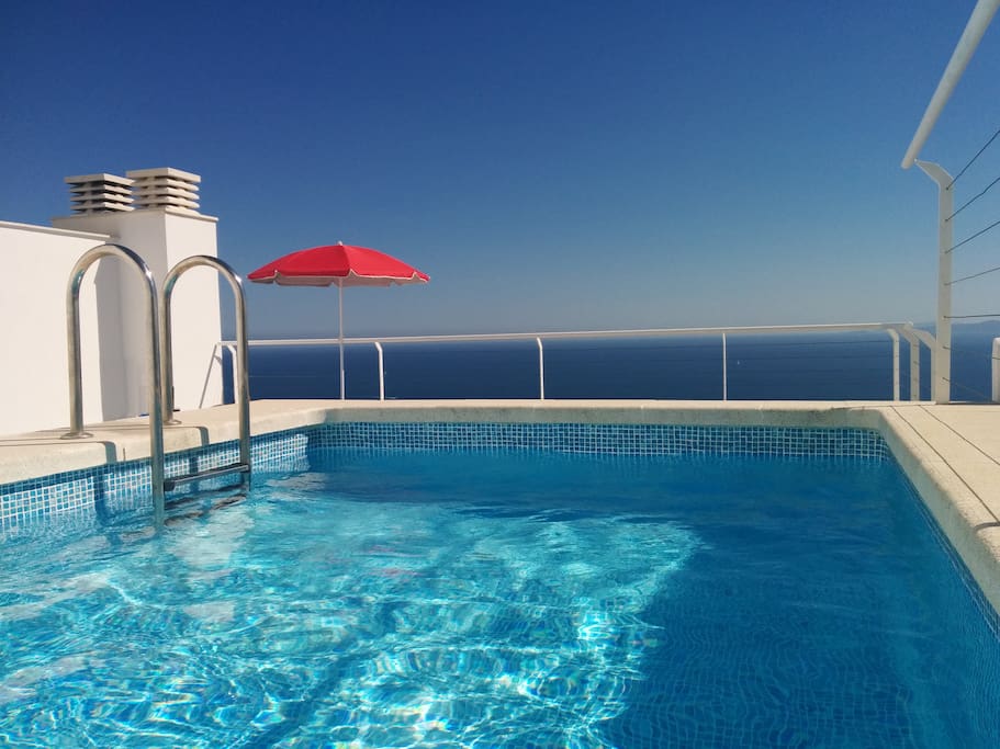 Piscine privée et solarium. Accès sécurisé pour les jeunes enfants
