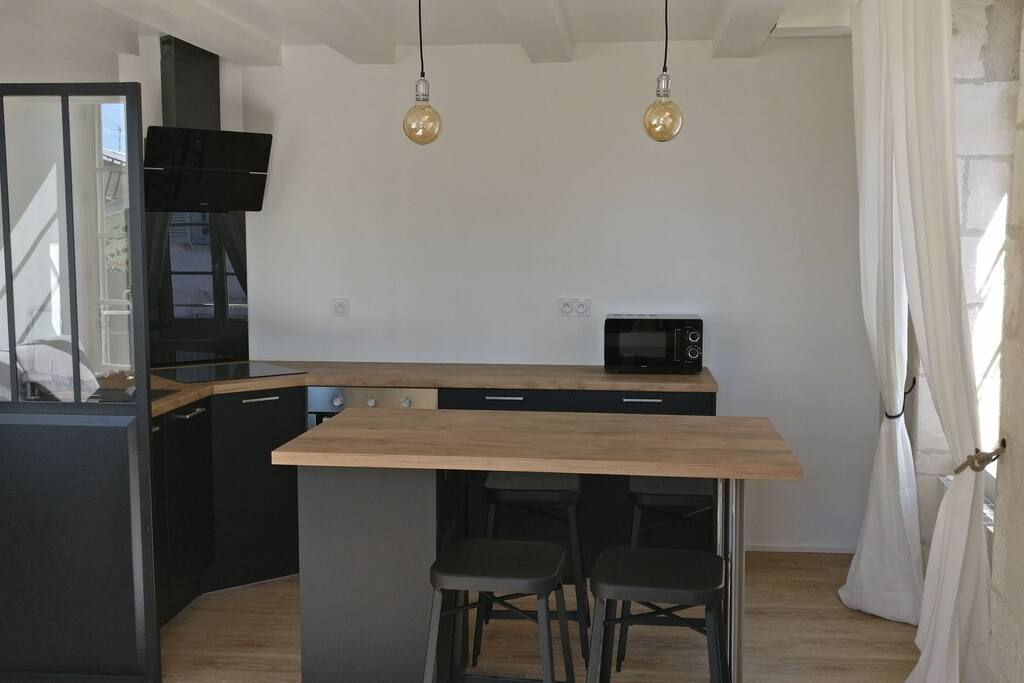 cuisine équipée avec îlot central