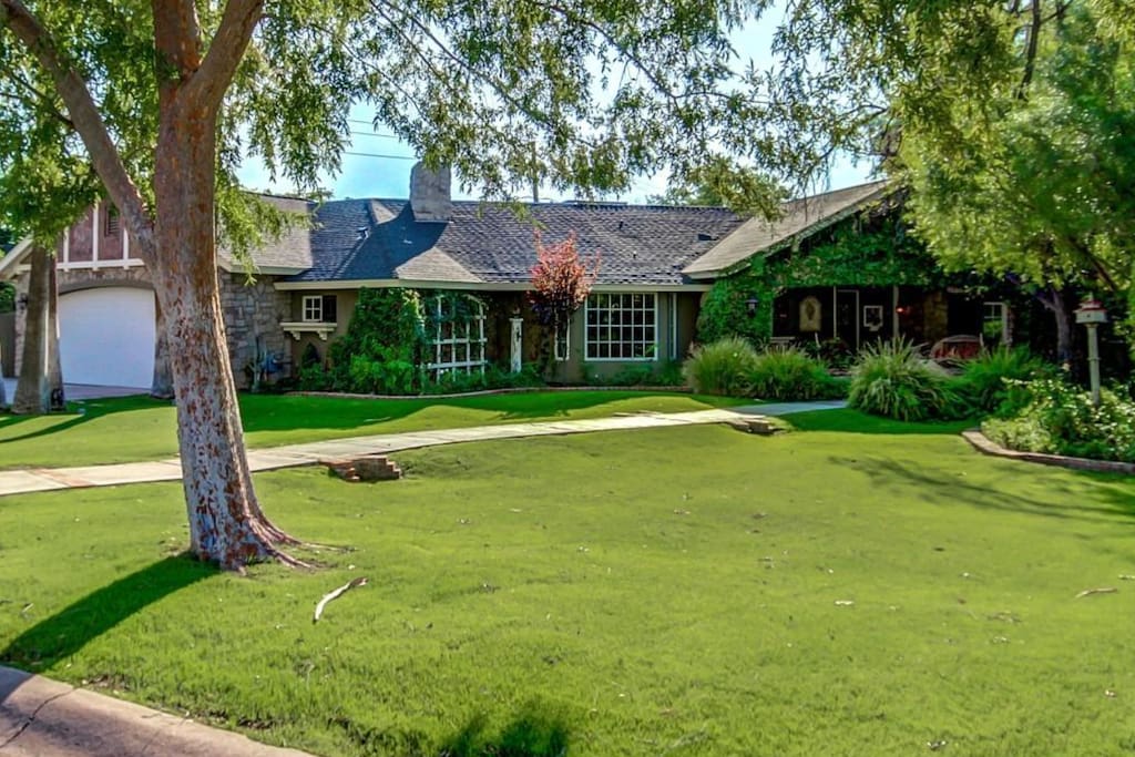 Custom Ranch Home in the Heart of Metropolitan Phoenix