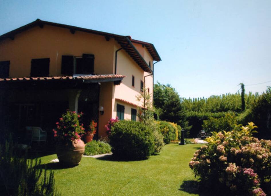 il parco in cui è inserita la tipica villa Toscana