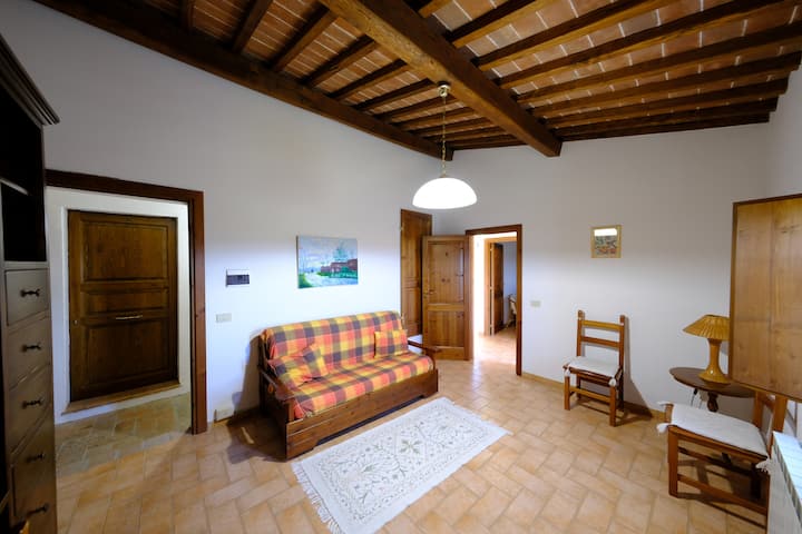 Apartamenti MG1 ka një dhomë ndenjjeje të dytë, me hyrjen e dytë në apartament, për privatësi maksimale. MG1 përbëhet nga dy apartamente gjysmë të pavarura, të bashkuara nga tarraca