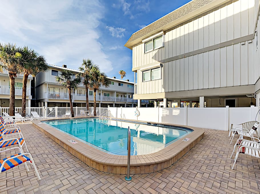A shared pool invites you to cool off in the Florida sunshine.