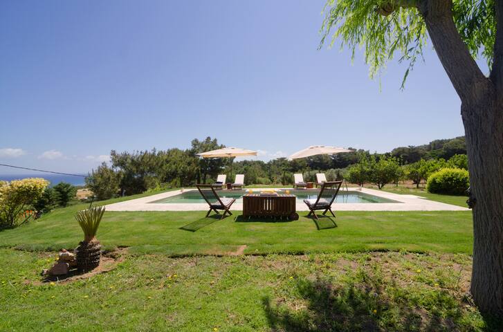 Beautiful villa with pool, 400m from the beach gallery image 5