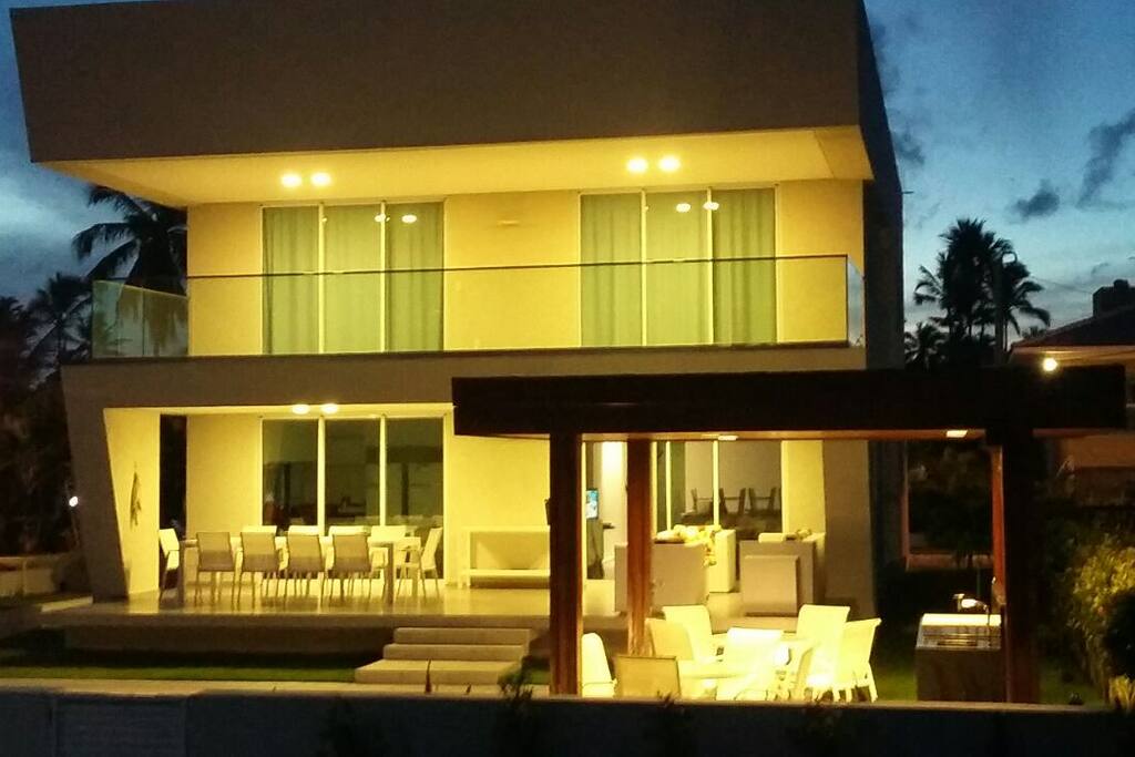 Vista da casa à noite