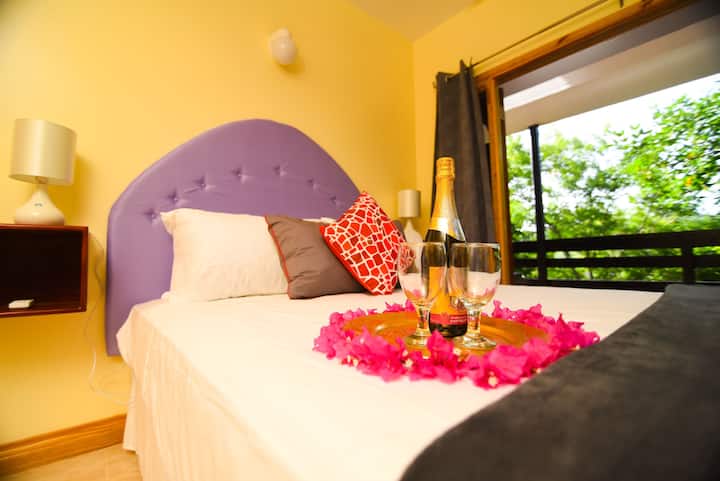 带大型私人阳台的卧室。